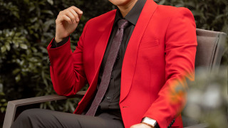 HỨA VĨ VĂN KHOE VẺ PHONG ĐỘ TUỔI 43 TRONG BST VEST DE OBELLY